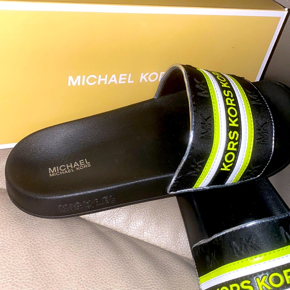 Michael Kors Gilmore slides size 9 *NWT - Picture 2 of 6